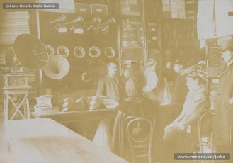 (5/5) Any 1910 o 1911. Secció de llenceria, de catifes i tapetes, d’ornaments per a l’església i articles de viatge, de draperia, de gramòfons.