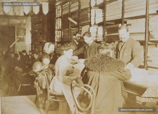 (4/4) Any 1910 o 1911. Secció de panes, de bruses i armilles, de merceria, de novetats i teixits de cotó.