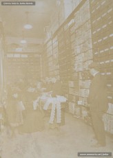 (3/4) Any 1910 o 1911. Secció de panes, de bruses i armilles, de merceria, de novetats i teixits de cotó.