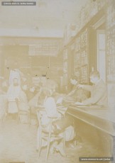 (6/7) Any 1910 o 1911. Vistes generals de les diferents seccions de la botiga.