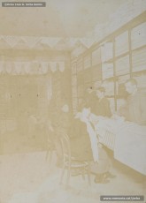(7/7) Any 1910 o 1911. Vistes generals de les diferents seccions de la botiga.