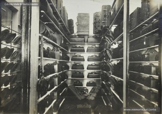 (1/4) Any 1917. Primer pis, secció de complements religiosos, estàtues, velluts, joieria i objectes de regal.