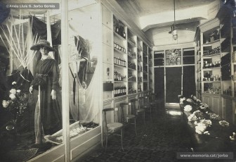 Any 1917. Secció de barrets, fantasies i flors artificials.