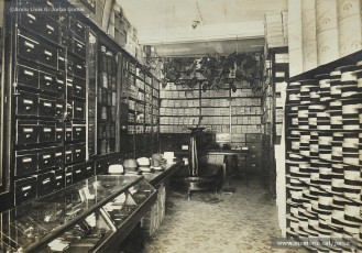 (2/4) Any 1917. Primer pis, seccions de sabates, gorres i barrets; llanes i sedes; drils i articles de viatge.