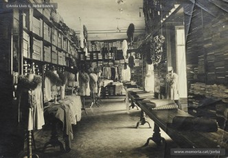 (3/4) Any 1917. Primer pis, seccions de sabates, gorres i barrets; llanes i sedes; drils i articles de viatge.