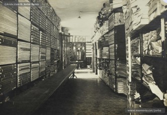 (4/4) Any 1917. Primer pis, seccions de sabates, gorres i barrets; llanes i sedes; drils i articles de viatge.