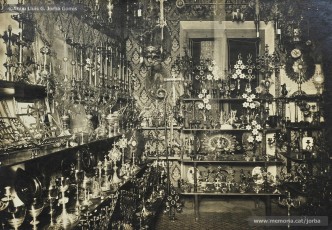 (2/4) Any 1917. Primer pis, secció de complements religiosos, estàtues, velluts, joieria i objectes de regal.