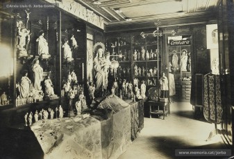 (3/4) Any 1917. Primer pis, secció de complements religiosos, estàtues, velluts, joieria i objectes de regal.