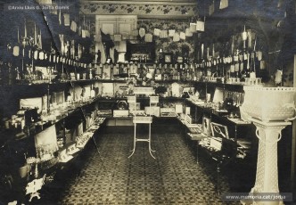 (4/4) Any 1917. Primer pis, secció de complements religiosos, estàtues, velluts, joieria i objectes de regal.