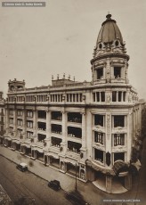 Any 1933. Magatzems Jorba de l’avinguda del Portal de l’Àngel i carrer de Santa Anna. Tot l’edifici complet no va ser inaugurat fins al 24 d’octubre de 1932. Al davant de l’empresa “Magatzems Jorba SA” de Barcelona hi havia Pere Jorba Rius i, com a gerent, Domènec Ribas Prat (1889-1955), marit de Neus Jorba Vives (1890-1956), filla gran de Joan Jorba Rius. Aquests magatzems van ser propietat de la família Jorba fins al 1963, en què van ser venuts a Galerias Preciados, una empresa madrilenya.