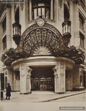 (1/5) Febrer de 1933. Entrada dels Magatzems Jorba de Barcelona. A l’arc de la marquesina que cobreix l’entrada es pot veure un medalló amb el lema de l’empresa “Labor omnia vincit”. El disseny d’aquest emblema, amb els símbols del treball i del comerç, correspon al dibuixant, empleat de l’empresa, Josep Algué, i la frase en llatí està extreta de l’obra Les Geòrgiques, de Virgili.