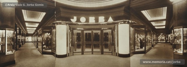 (1/3) Febrer de 1933. Vestíbul i entrada principal i vista dels vuit llums monumentals situats al vestíbul.