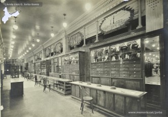 (1/3) Febrer 1933. Planta baixa; seccions de bijuteria, guanteria i rellotgeria; secció de cretones; secció de llaneria i seda.