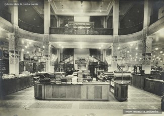 (2/3) Febrer 1933. Planta baixa; seccions de bijuteria, guanteria i rellotgeria; secció de cretones; secció de llaneria i seda.