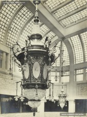 (3/3) Febrer de 1933. Vestíbul i entrada principal i vista dels vuit llums monumentals situats al vestíbul.