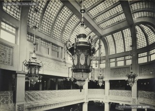 (2/3) Febrer de 1933. Vestíbul i entrada principal i vista dels vuit llums monumentals situats al vestíbul.