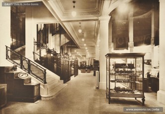 (2/4) Febrer 1933. Planta baixa, entrada lateral; escales i ascensors; perfumeria i rellotgeria; secció de llenceria; seccions de cristalleria i porcel·lana