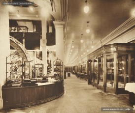 (1/4) Febrer 1933. Planta baixa, entrada lateral; escales i ascensors; perfumeria i rellotgeria; secció de llenceria; seccions de cristalleria i porcel·lana