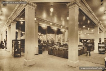 (3/4) Febrer 1933. Planta baixa, entrada lateral; escales i ascensors; perfumeria i rellotgeria; secció de llenceria; seccions de cristalleria i porcel·lana