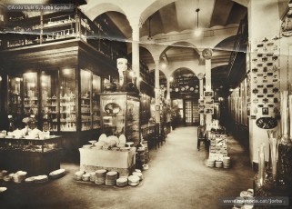 (4/4) Febrer 1933. Planta baixa, entrada lateral; escales i ascensors; perfumeria i rellotgeria; secció de llenceria; seccions de cristalleria i porcel·lana