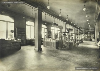 (4/4) Febrer 1933. Primer pis; sastreria i confecció, secció de sabateria, secció de gèneres de punt.