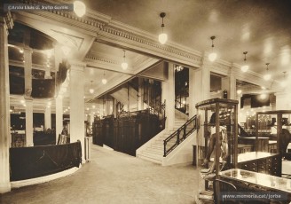 (1/2) Febrer 1933. Ascensors i escales del primer pis, i secció de roba blanca i camiseria