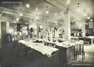 (2/2) Febrer 1933. Ascensors i escales del primer pis, i secció de roba blanca i camiseria