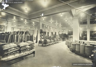 (1/5) Febrer 1933. Segon pis; secció de catifes, secció de tapisseria, secció d’articles de viatge. Al pati exterior d’aquest pis hi havia un jardí i una gàbia amb unes quantes mones.