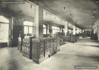 (4/5) Febrer 1933. Segon pis; secció de catifes, secció de tapisseria, secció d’articles de viatge. Al pati exterior d’aquest pis hi havia un jardí i una gàbia amb unes quantes mones.