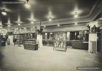 (1/4) Febrer 1933. Tercer pis; secció d’ornaments religiosos i secció de joguines.