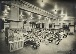 (3/4) Febrer 1933. Tercer pis; secció d’ornaments religiosos i secció de joguines.