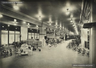 (4/4) Febrer 1933. Tercer pis; secció d’ornaments religiosos i secció de joguines.