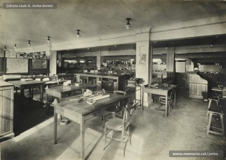 (1/2) Febrer 1933. Oficines i secció de publicitat i dibuix al quart pis.