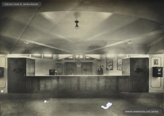 (1/3) Febrer 1933. Quart pis; seccions de telègrafs, telèfons, cables i ràdios; secció de lectura i biblioteca. Pere Jorba Rius, amb una gran visió comercial, va posar en aquests grans magatzems serveis complementaris per fidelitzar la clientela.