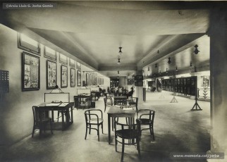 (3/3) Febrer 1933. Quart pis; seccions de telègrafs, telèfons, cables i ràdios; secció de lectura i biblioteca. Pere Jorba Rius, amb una gran visió comercial, va posar en aquests grans magatzems serveis complementaris per fidelitzar la clientela.