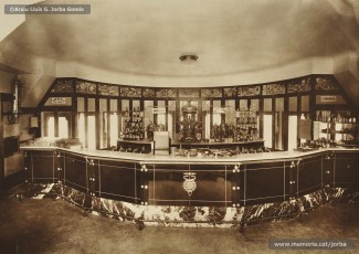 (1/2) Febrer 1933. Cafeteria de la terrassa, amb la barra i les taules per a la clientela. Aquest local també servia com a restaurant.