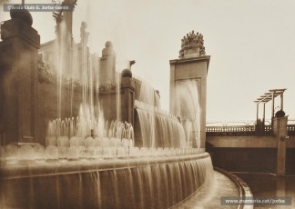 (2/2) Febrer 1933. Terrassa. Monument a la infància i font en funcionament, Aquesta era realment espectacular, tenia 22 jocs de llum i color i recordava, en petit, les fonts de Montjuïc que s’havien inaugurat per l’Exposició Universal de 1929.