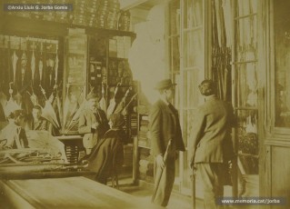 (1/4) Any 1910 o 1911. Seccions de paraigües, de joguines, de rellotgeria, de joieria i argenteria