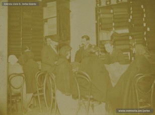 (3/7) Any 1910 o 1911. Vistes generals de les diferents seccions de la botiga.