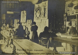 (3/5) Any 1910 o 1911. Secció de llenceria, de catifes i tapetes, d’ornaments per a l’església i articles de viatge, de draperia, de gramòfons.