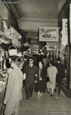 (2/12) Maig de1959. Paradetes amb tot d’ofertes de fira que Magatzems Jorba muntava als porxos que donaven al carrer Nou i al xamfrà de la Plaça de Sant Domènec.