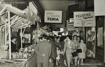 (4/12) Maig de1959. Paradetes amb tot d’ofertes de fira que Magatzems Jorba muntava als porxos que donaven al carrer Nou i al xamfrà de la Plaça de Sant Domènec.