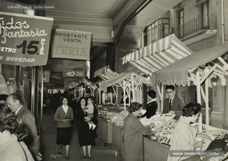 (8/12) Maig de1959. Paradetes amb tot d’ofertes de fira que Magatzems Jorba muntava als porxos que donaven al carrer Nou i al xamfrà de la Plaça de Sant Domènec.