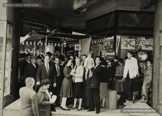 (9/12) Maig de1959. Paradetes amb tot d’ofertes de fira que Magatzems Jorba muntava als porxos que donaven al carrer Nou i al xamfrà de la Plaça de Sant Domènec.