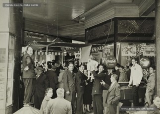 (10/12) Maig de1959. Paradetes amb tot d’ofertes de fira que Magatzems Jorba muntava als porxos que donaven al carrer Nou i al xamfrà de la Plaça de Sant Domènec.