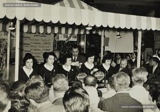 (1/11) Maig de 1959. Rifa de diferents aparells i electrodomèstics. El primer premi era un televisor, el segon una ràdio i el tercer una màquina d’afaitar.