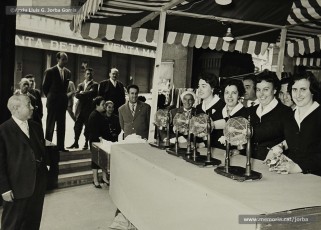 (2/11) Maig de 1959. Rifa de diferents aparells i electrodomèstics. El primer premi era un televisor, el segon una ràdio i el tercer una màquina d’afaitar.