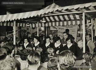 (3/11) Maig de 1959. Rifa de diferents aparells i electrodomèstics. El primer premi era un televisor, el segon una ràdio i el tercer una màquina d’afaitar.