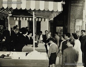 (5/11) Maig de 1959. Rifa de diferents aparells i electrodomèstics. El primer premi era un televisor, el segon una ràdio i el tercer una màquina d’afaitar.