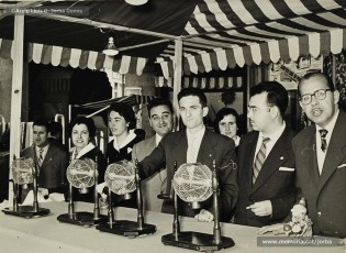 (7/11) Maig de 1959. Rifa de diferents aparells i electrodomèstics. El primer premi era un televisor, el segon una ràdio i el tercer una màquina d’afaitar.